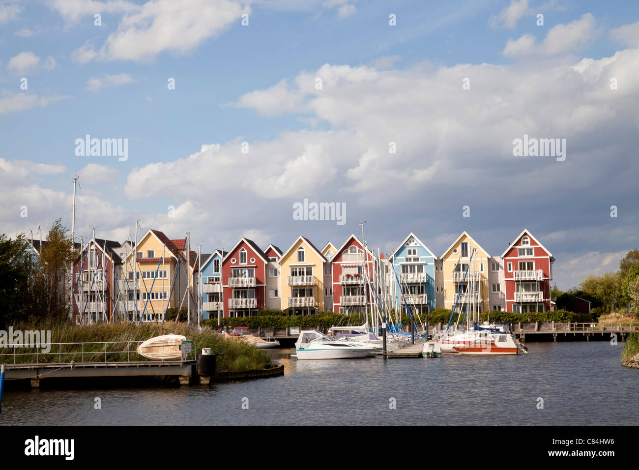 Yachten und Häuser in der Nähe der Hansestadt Stadt Greifswald, Mecklenburg-Vorpommern, Deutschland Stockfoto