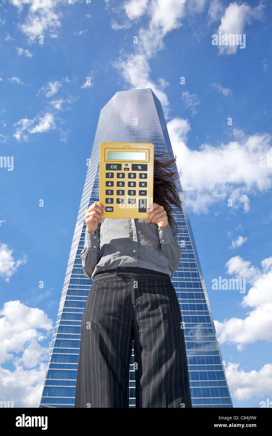 Business-Frau neben Wolkenkratzer in der Stadt Madrid Spanien Stockfoto