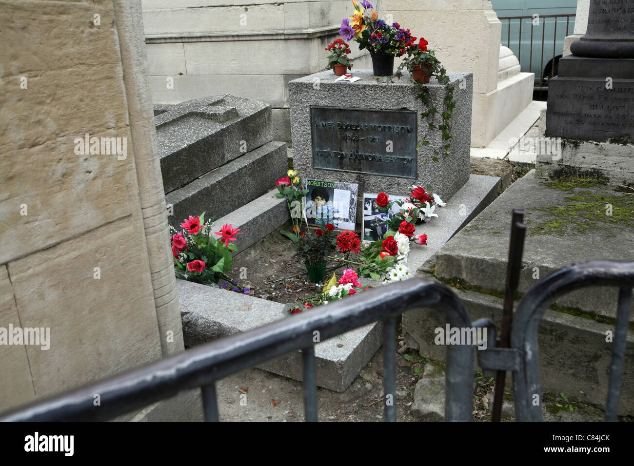 Père Lachaise Friedhof in Paris, Grabstein von Jim Morrison, Rockstar, die an einer Überdosis starb im Alter von 27. Stockfoto