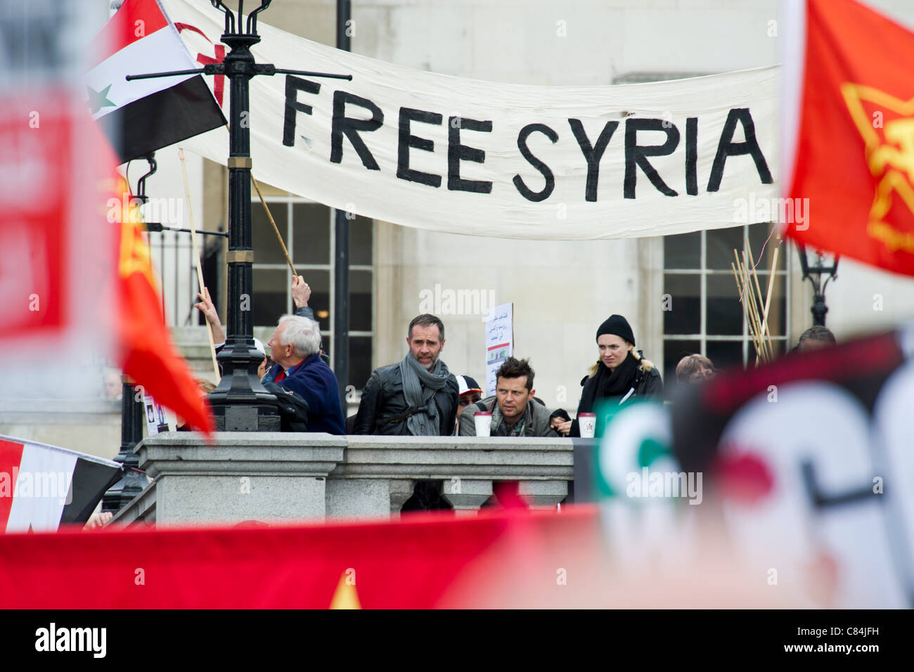 Stoppt den Krieg und CND organisieren Protest zum 10. Jahrestag des Afghanistan-Krieges. Trafalgar Square in London Stockfoto