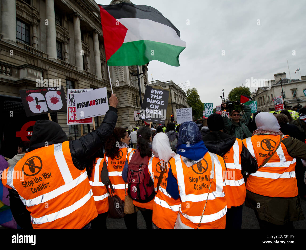 Stoppt den Krieg und CND organisieren Protest zum 10. Jahrestag des Afghanistan-Krieges. Trafalgar Square in London Stockfoto