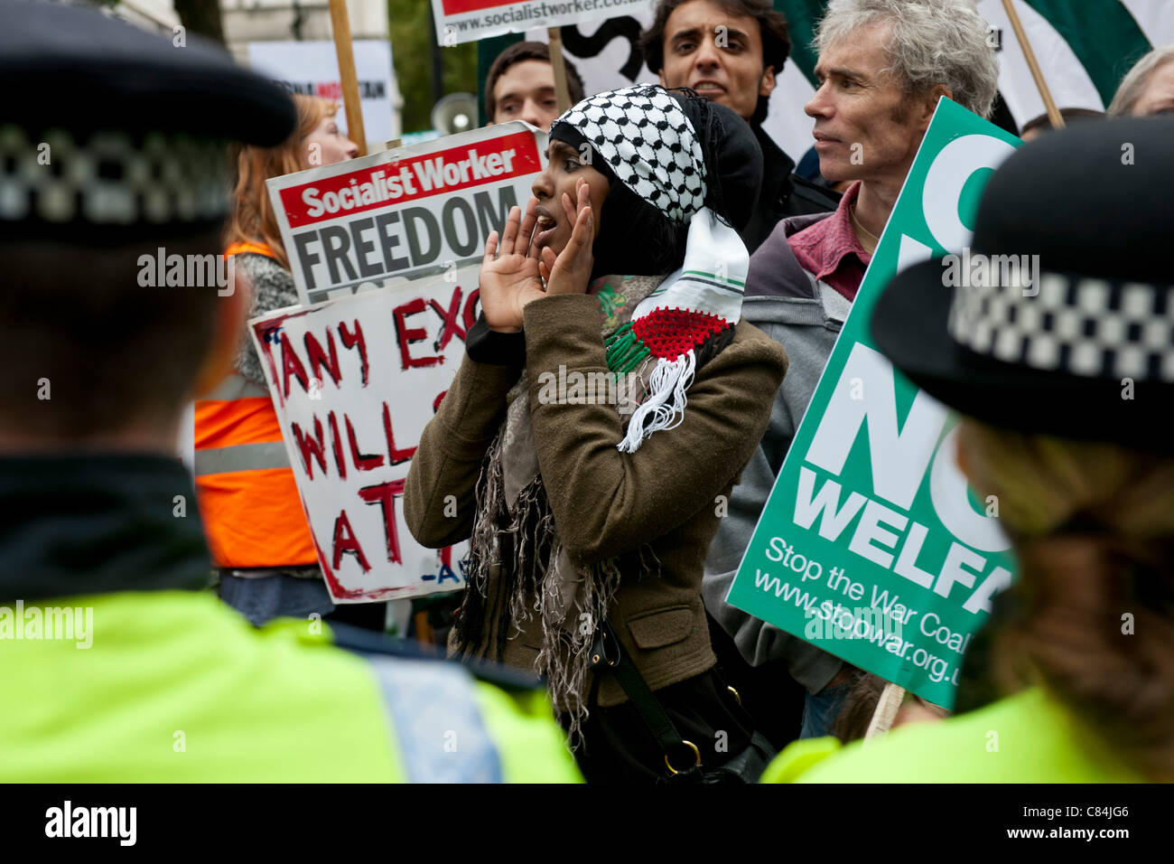 Stoppt den Krieg und CND organisieren Protest zum 10. Jahrestag des Afghanistan-Krieges. Trafalgar Square in London Stockfoto