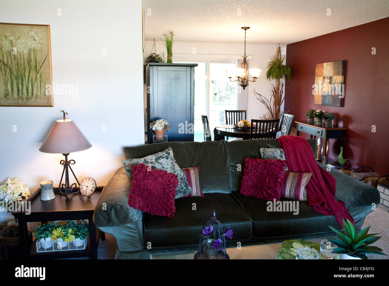 Komfortables Wohnen Wohnzimmer und Esszimmer Interior, USA Stockfoto