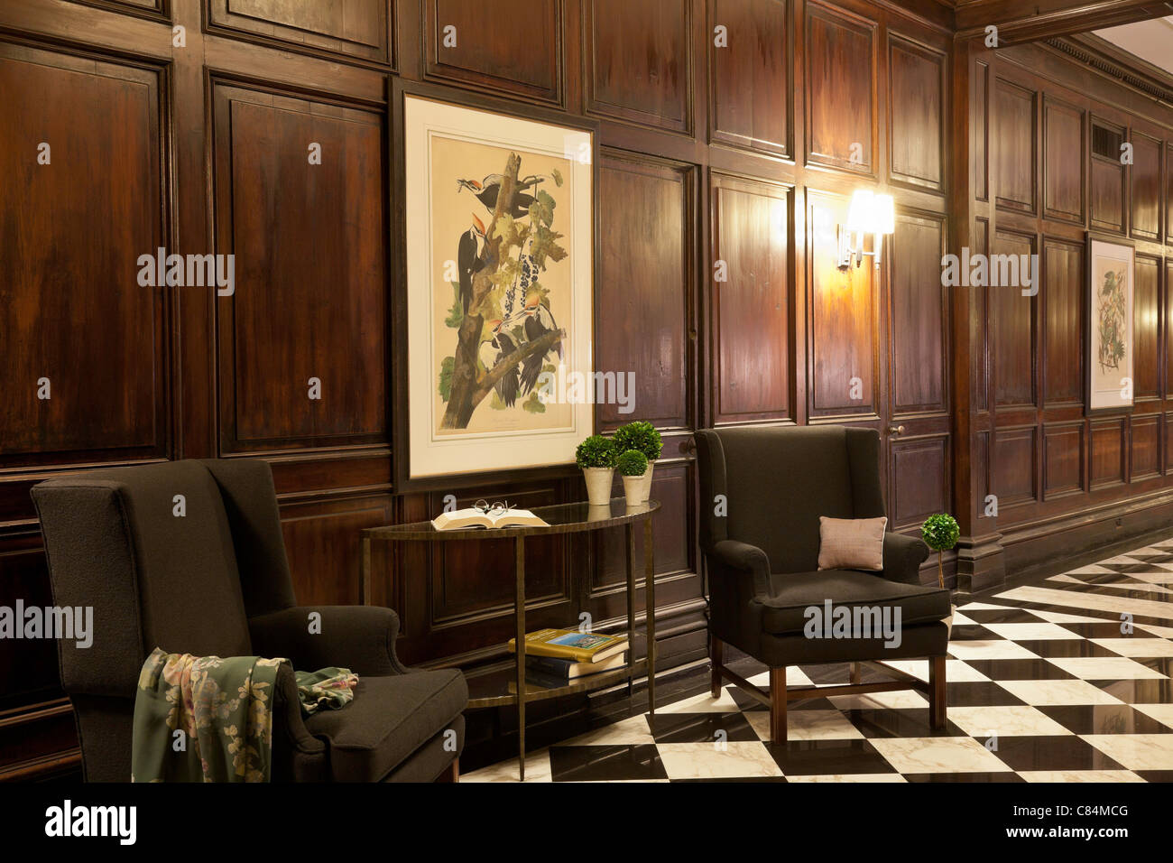 Holzvertäfelte Vintage Hotel-Lobby Interieur mit Audubon Drucke, NYC Stockfoto