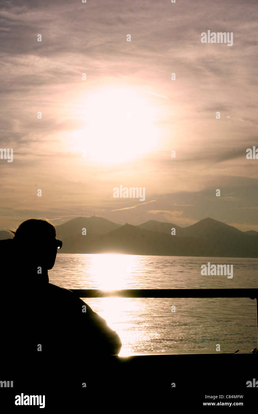 Silhouette der Person Blick auf Sonnenuntergang, Rückansicht Stockfoto