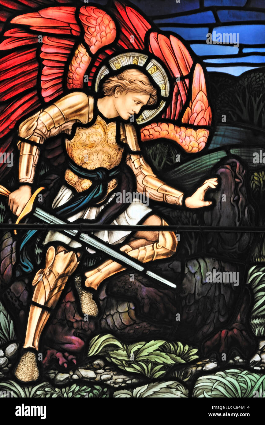 St Michael slaying der Drache der Apokalypse (Satan), Kirche Brampton, Cumbria, England Stockfoto