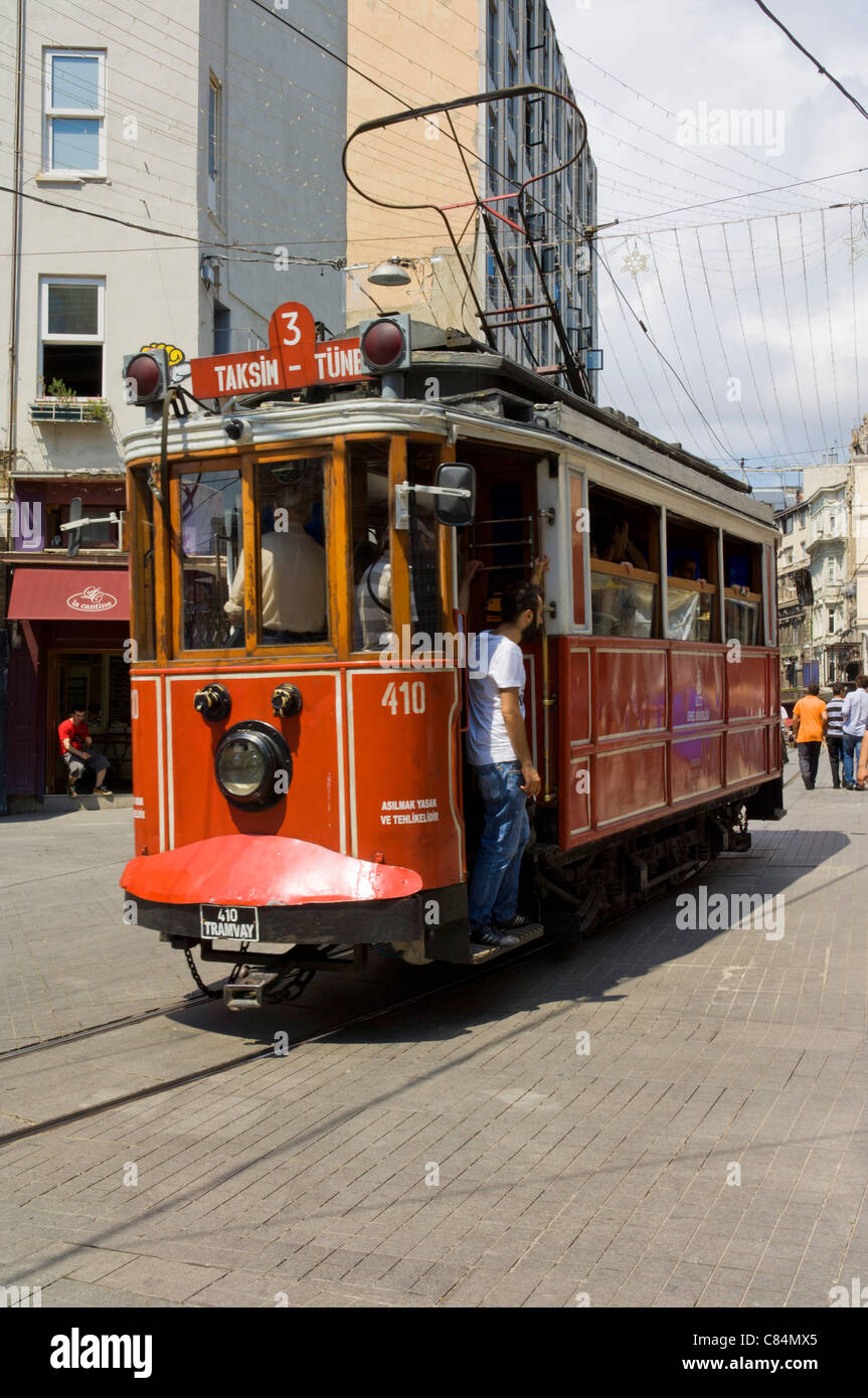 Erbe-Straßenbahn-Unabhängigkeit-Allee-Istanbul-Türkei Stockfoto