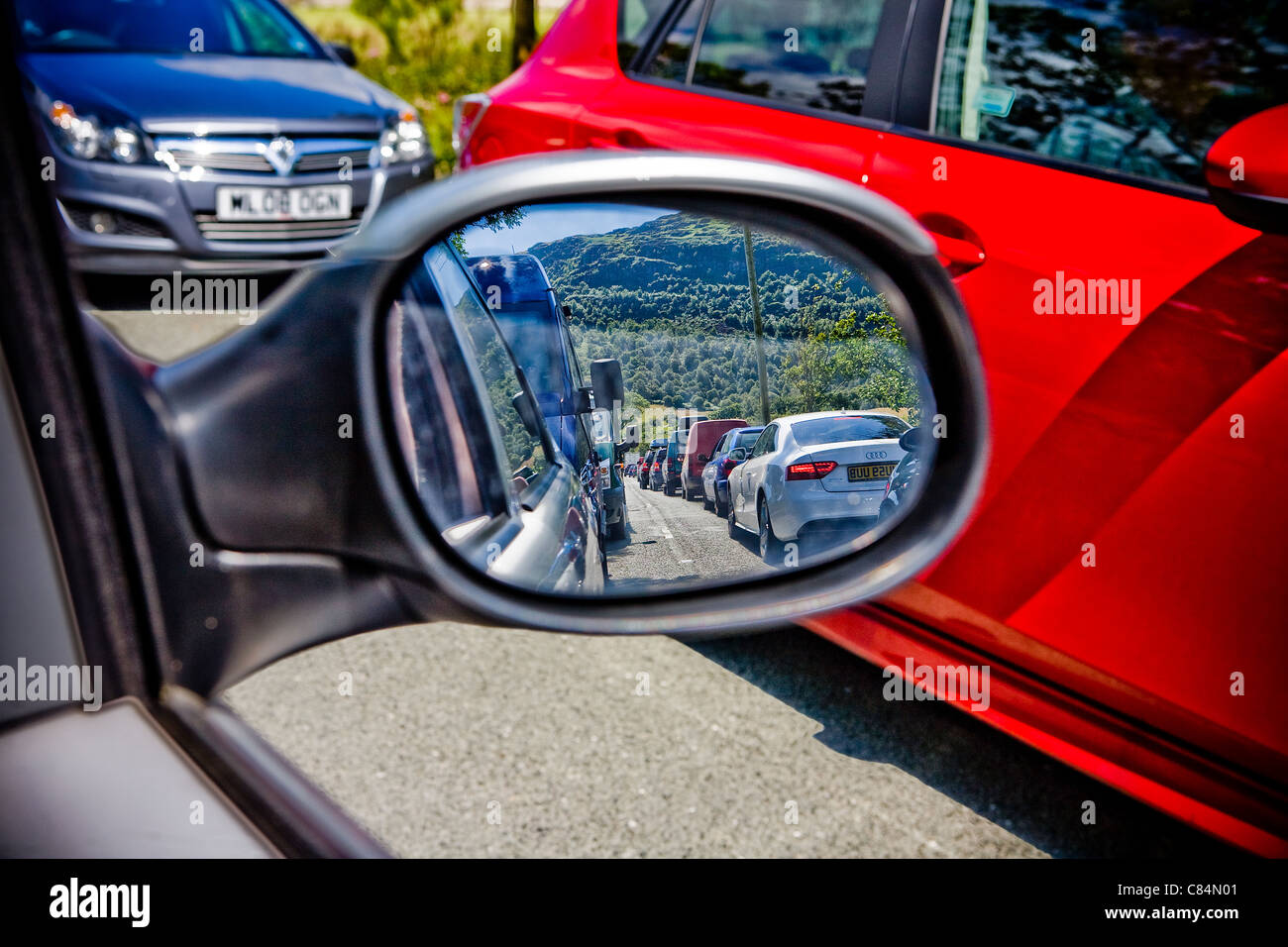 In einem Auto Seitenspiegel zeigt den langen Verkehr Stau, die die  Fahrzeuge beendet wurde Stockfotografie - Alamy