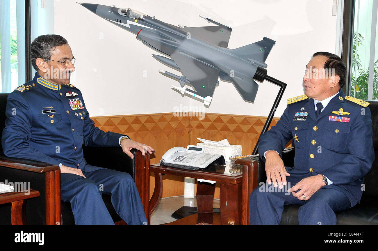 Generalstabschef der Luftwaffe (PAF) der Air, Air Chief Marshal.Rao Qamar Suleman in Treffen mit Air Chief Marshal.Itthaporn Subhawon Stockfoto