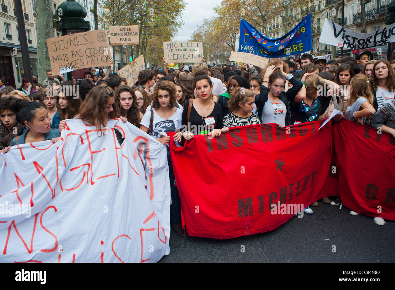 Große Menschenmenge französischer Studenten marschieren, um gegen staatliche Sparmaßnahmen zu protestieren, die auch die Bildung betreffen. Paris, JUGENDDEMO IN FRANKREICH, Budgetproteste Banner Stockfoto