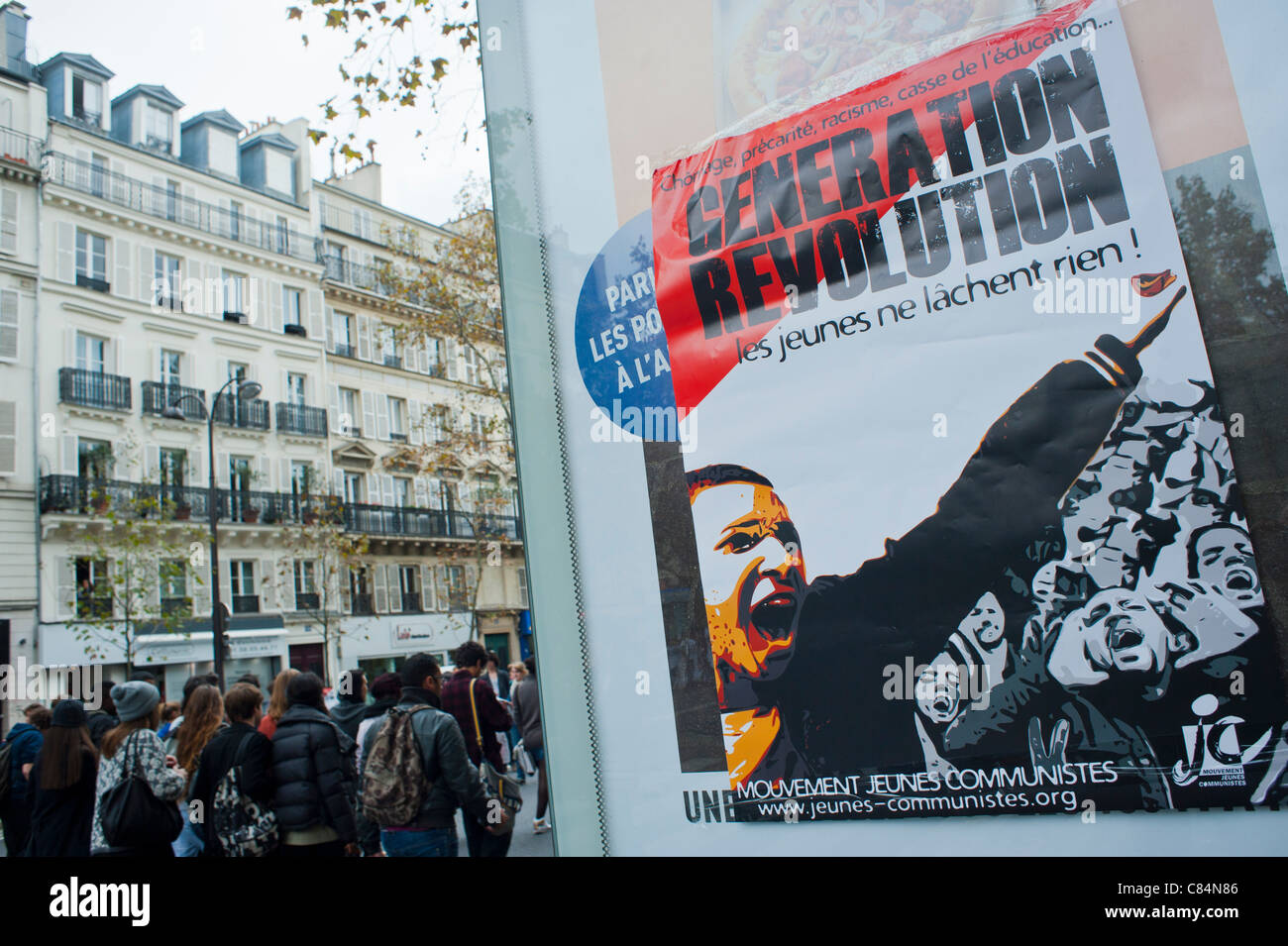 Französische Studenten marschieren, um gegen staatliche Sparmaßnahmen zu protestieren, die auch die Bildung betreffen. Paris, Frankreich, kommunistische französische Art Protest Plakatstraße Stockfoto