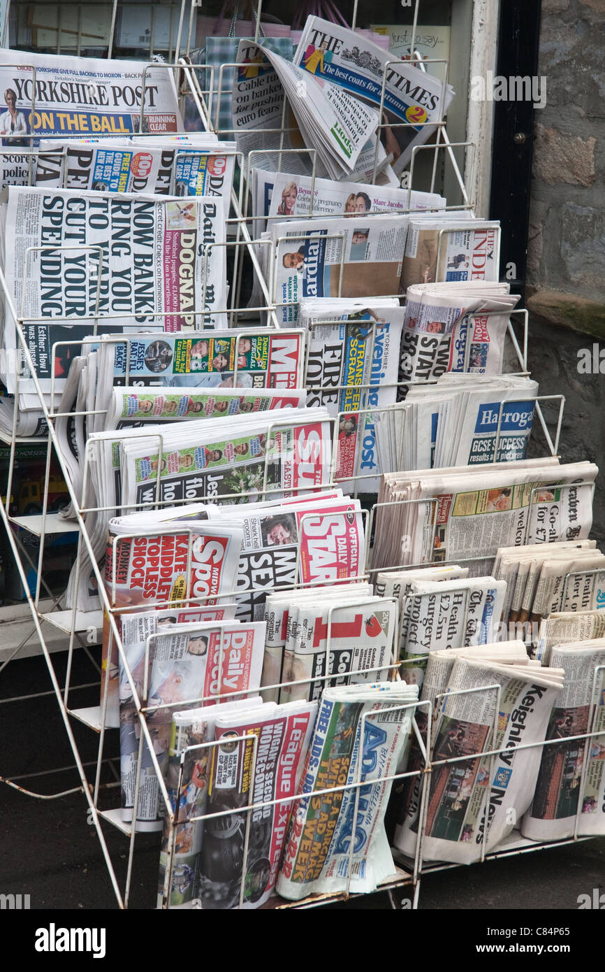 Lokalen und überregionalen Zeitungen auf dem Display vor Kiosk shop Stockfoto