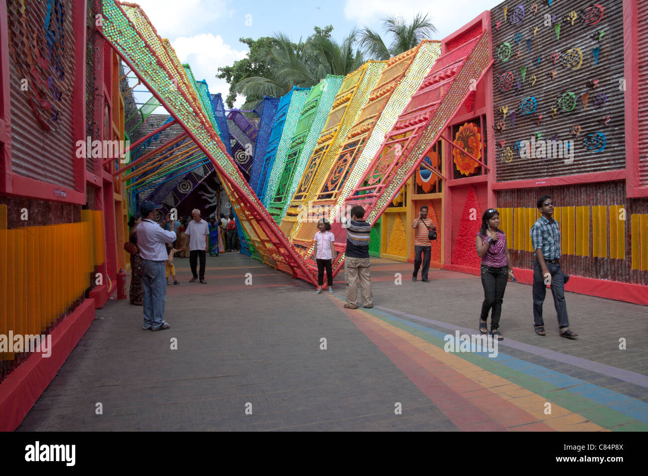 Künstlerische und bunten Durga Puja im Vivekanand Park Athletic Club in West Bengalen, Indien, Haridevpur, Kolkata (Kalkutta). Stockfoto