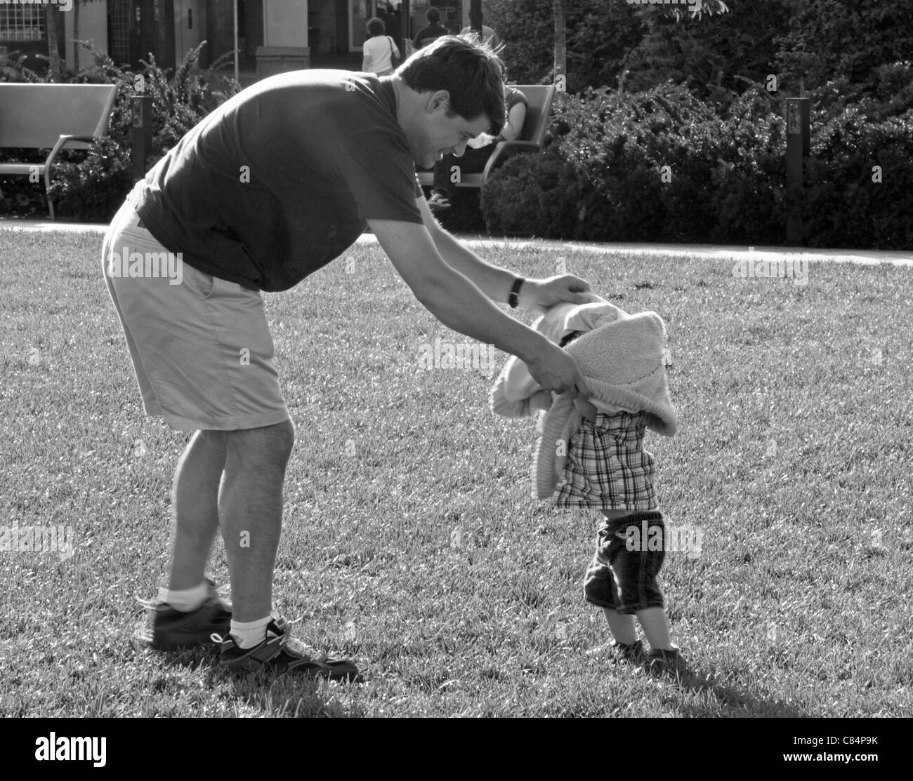 Vater und Sohn spielen zusammen in einem Park in Boston. Stockfoto