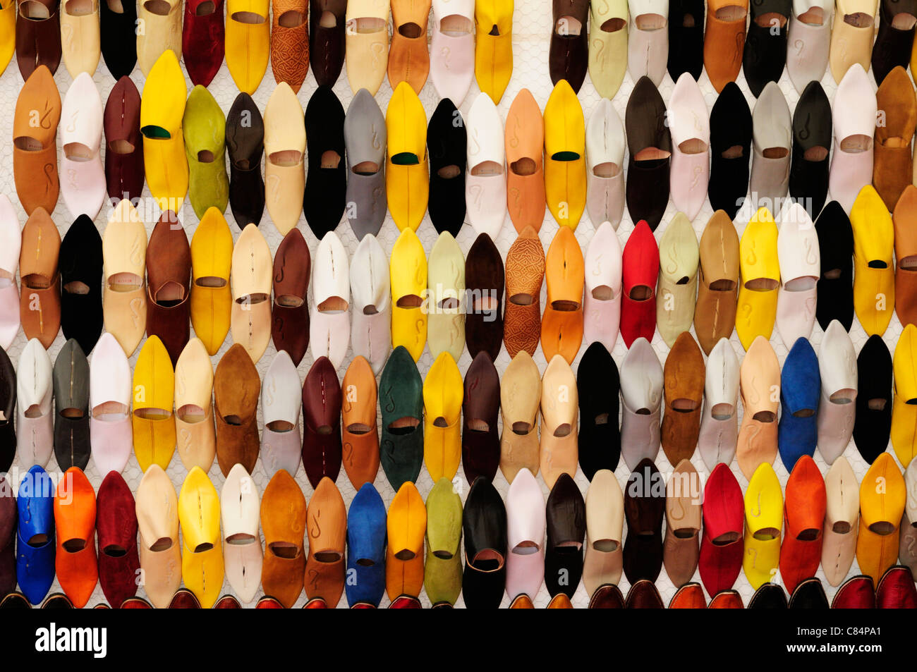 Babouches zu verkaufen, Marrakesch, Marokko Stockfoto