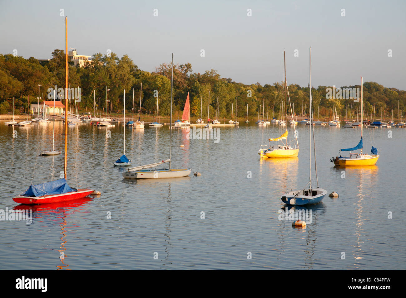 bunte Boote vertäut am Lake Calhoun im Sommer in Minneapolis Minnesota Stockfoto