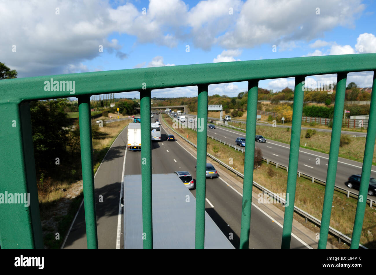 M1 Autobahn Fußgängerbrücke J28 Nottinghamshire/Derbyshire Grenze. Stockfoto