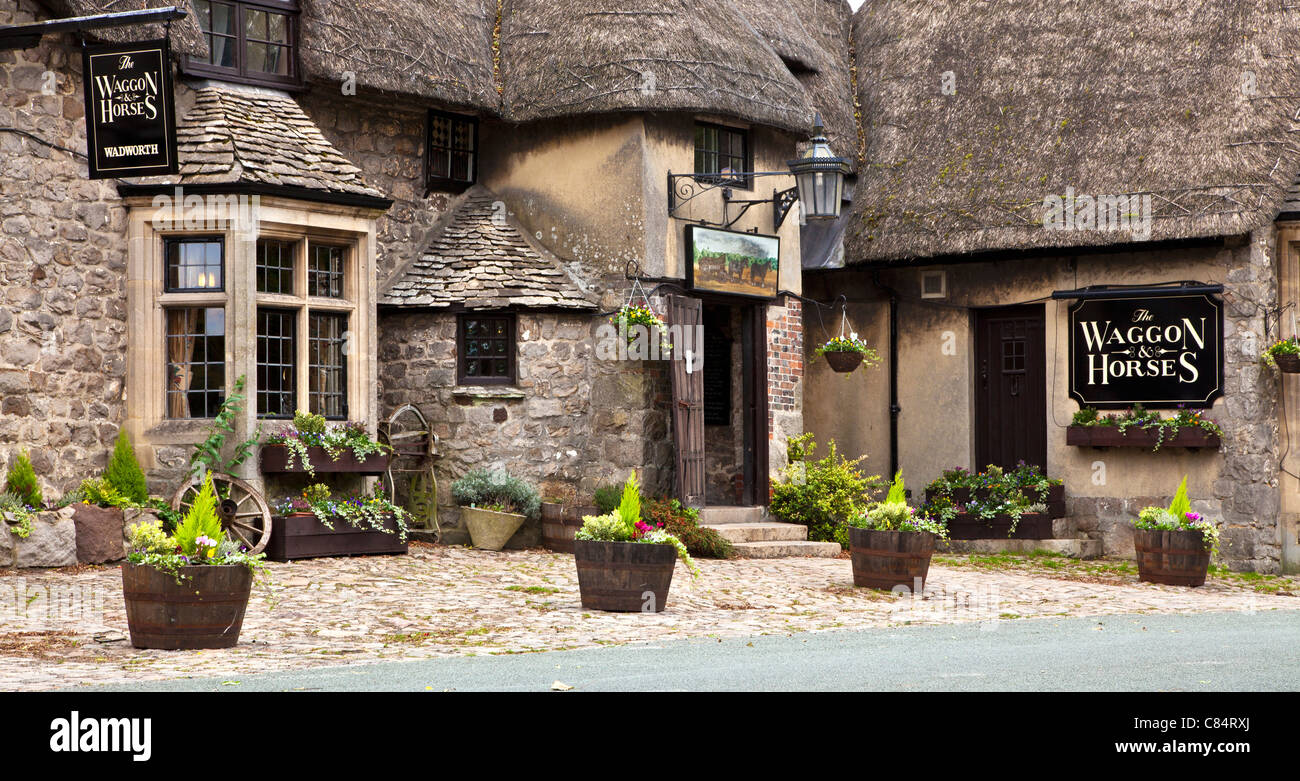 Ein ziemlich reetgedeckten Pub in der Nähe von Avebury in Wiltshire, England, UK Stockfoto