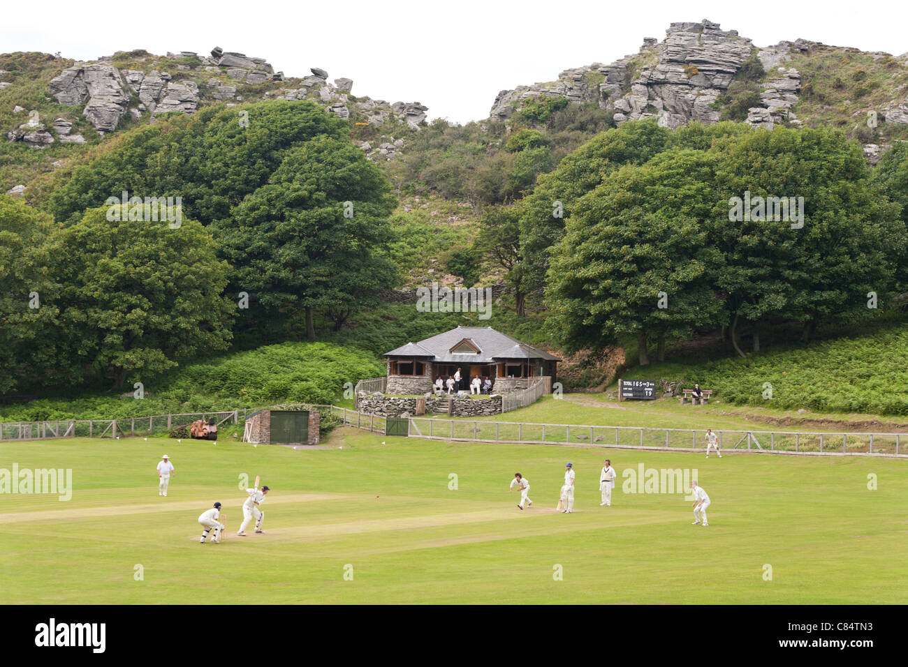 Ein Cricket-Spiel, das auf dem herrlichen Platz im Valley of the Rocks, Lynton, Devon UK, stattfindet Stockfoto
