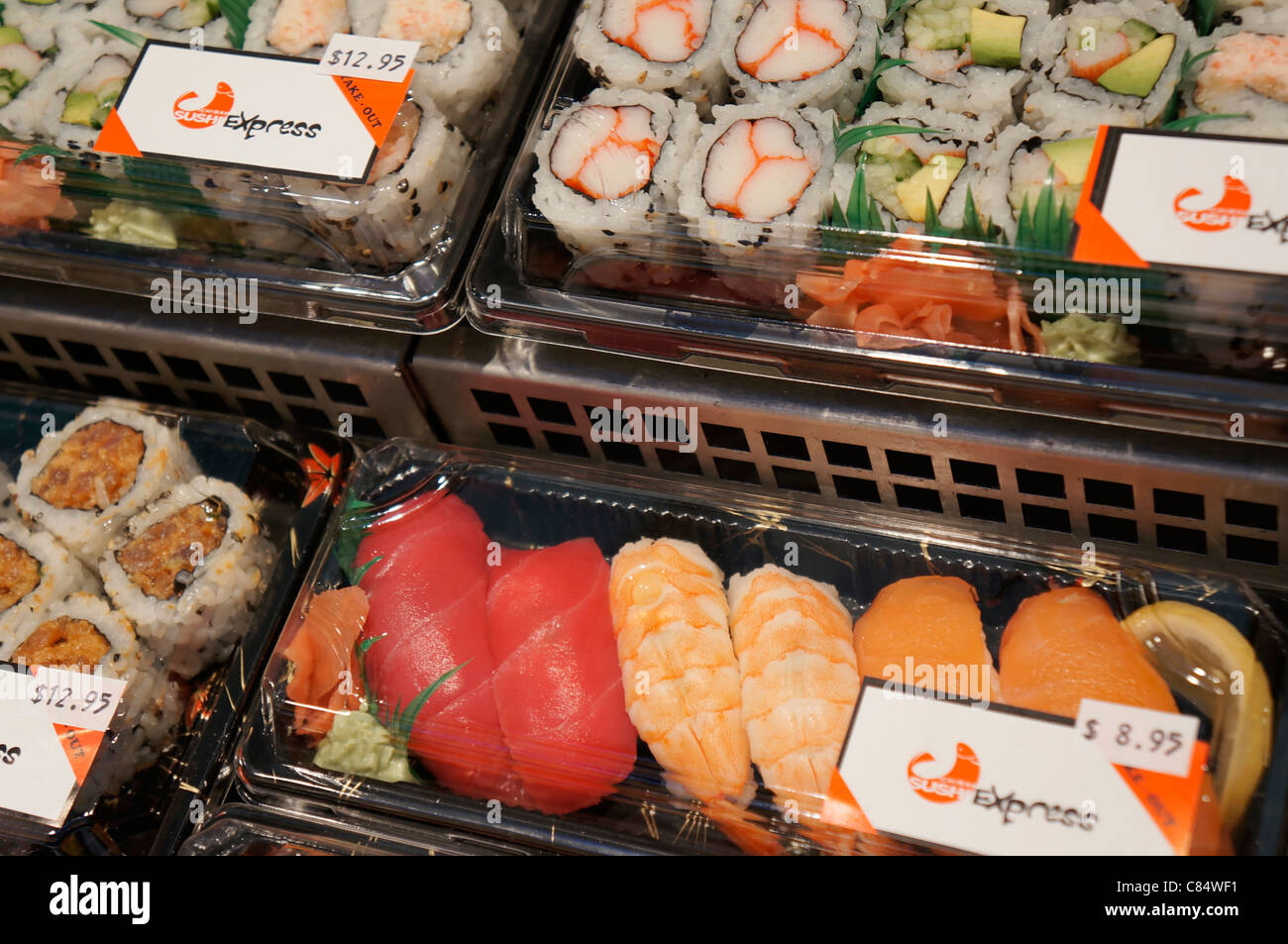 Sushi, verpackt in Kunststoff-Behältern im Kühlschrank/Gefrierfach  Stockfotografie - Alamy