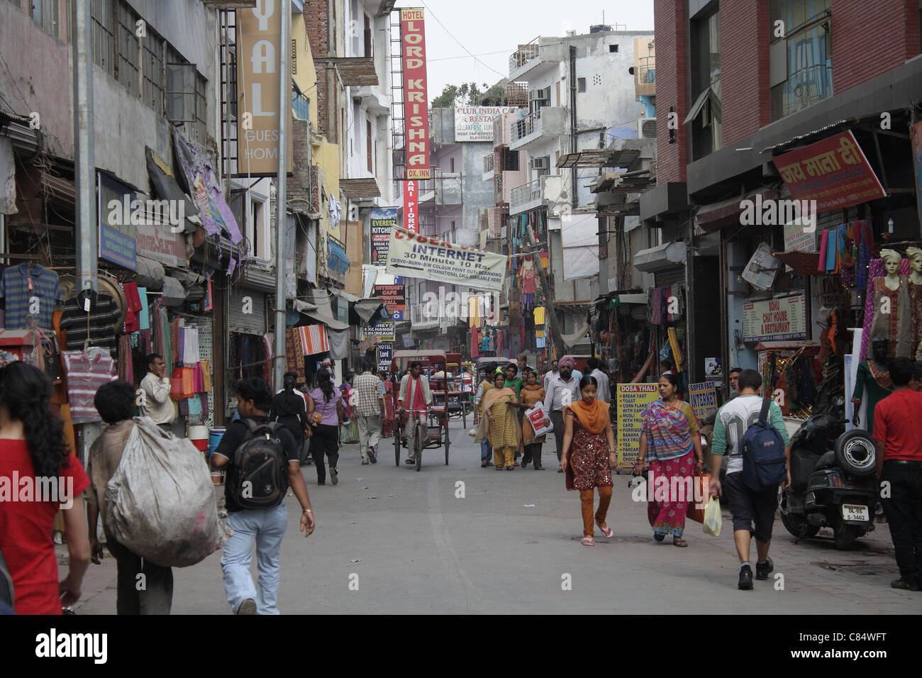 belebte Straße in Delhi Stockfoto