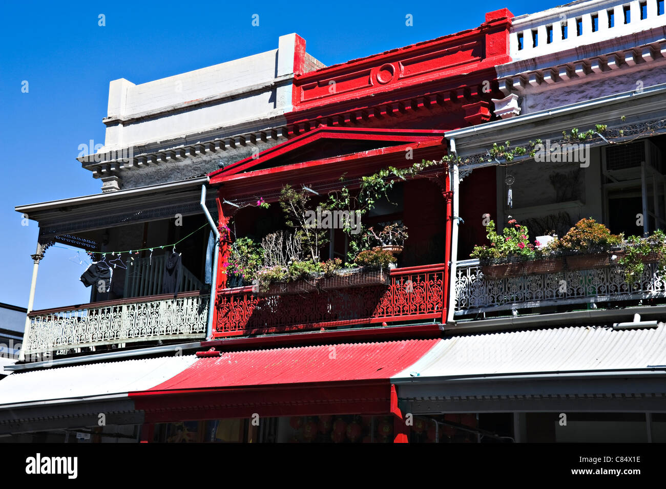 Balkonen Unterkunft über Geschäfte mit Wäscheständer und Blume Boxen Rundle Street Adelaide South Australia Stockfoto
