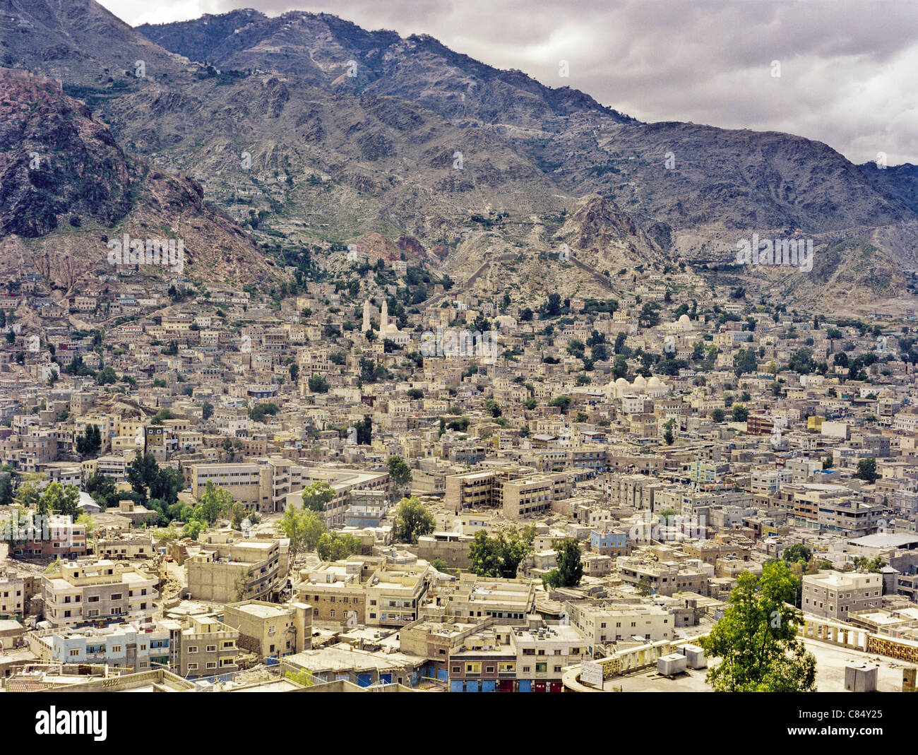 Die Stadt Taʿizz im Südwesten des Jemen liegt im jemenitischen Hochland, in der Nähe der Hafenstadt Mocha am Roten Meer. Stockfoto