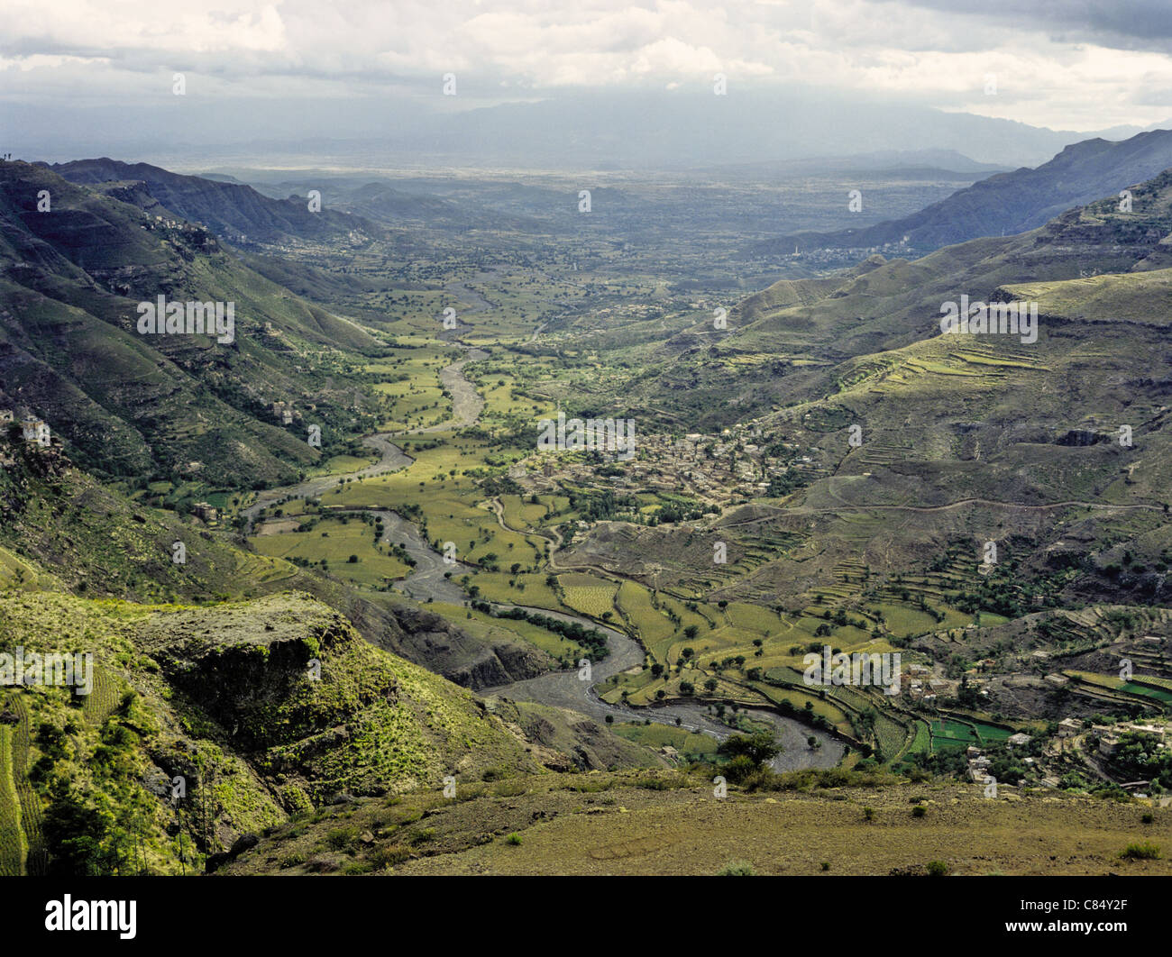 Ländliche Landschaft aus Bergen und Ackerland in Ta’izz Governorate, Jemen Stockfoto