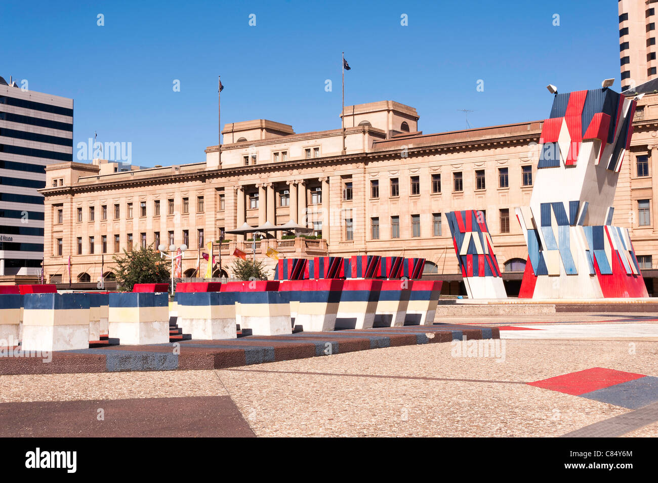 Die Bahnhofsgebäude von Adelaide und Casino in Adelaide South Australia SA mit modernen Skulpturen im Zentrum Festplatz Stockfoto