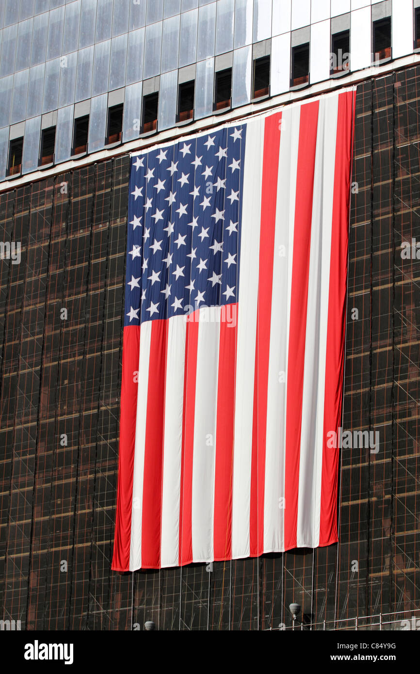 Amerikanische Flagge hängt vom One World Trade Center im Bau in Lower Manhattan, New York City Stockfoto