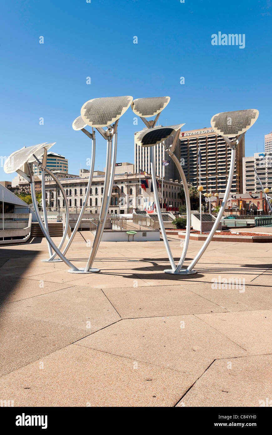 Die Solar getäfelten Mallee Baum Skulptur außerhalb Adelaide Festival Centre mit Parlament House South Australia SA Stockfoto