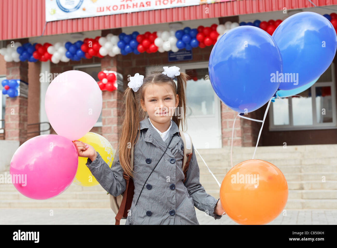 Russische Schülerin Stand in der Nähe der Schule am ersten September in Russland. Stockfoto