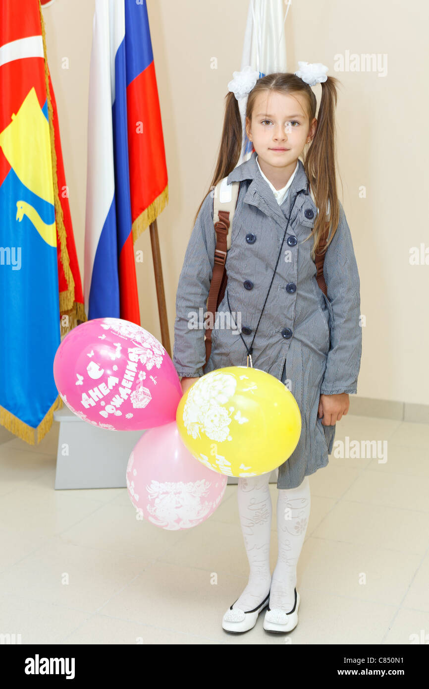 Russische Schülerin Stand in der Nähe Schulen Fahnen am ersten September in Russland. Stockfoto
