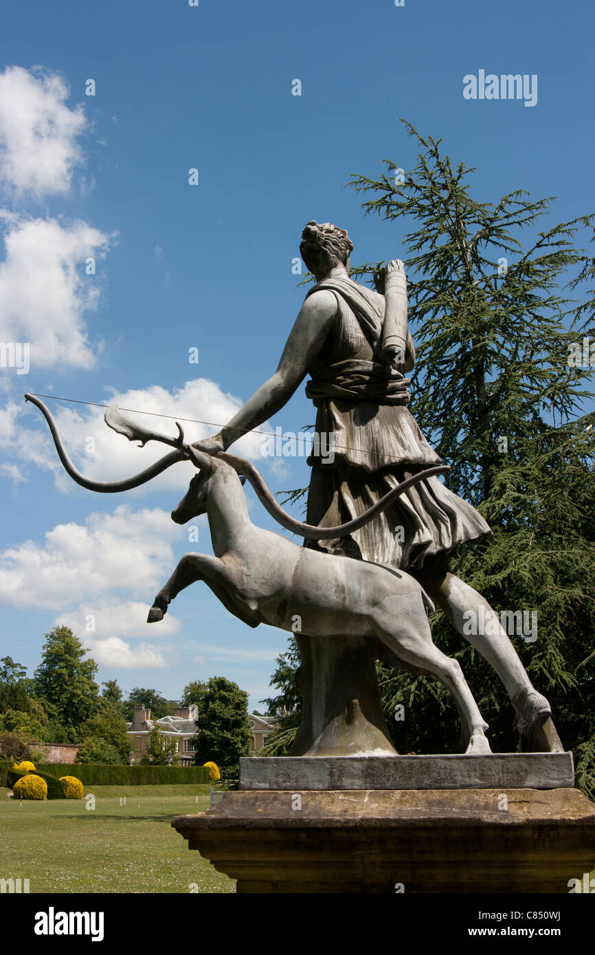Statue der Diana die Jägerin mit Hirsch an Polesden Lacey (National Trust) Surrey Stockfoto