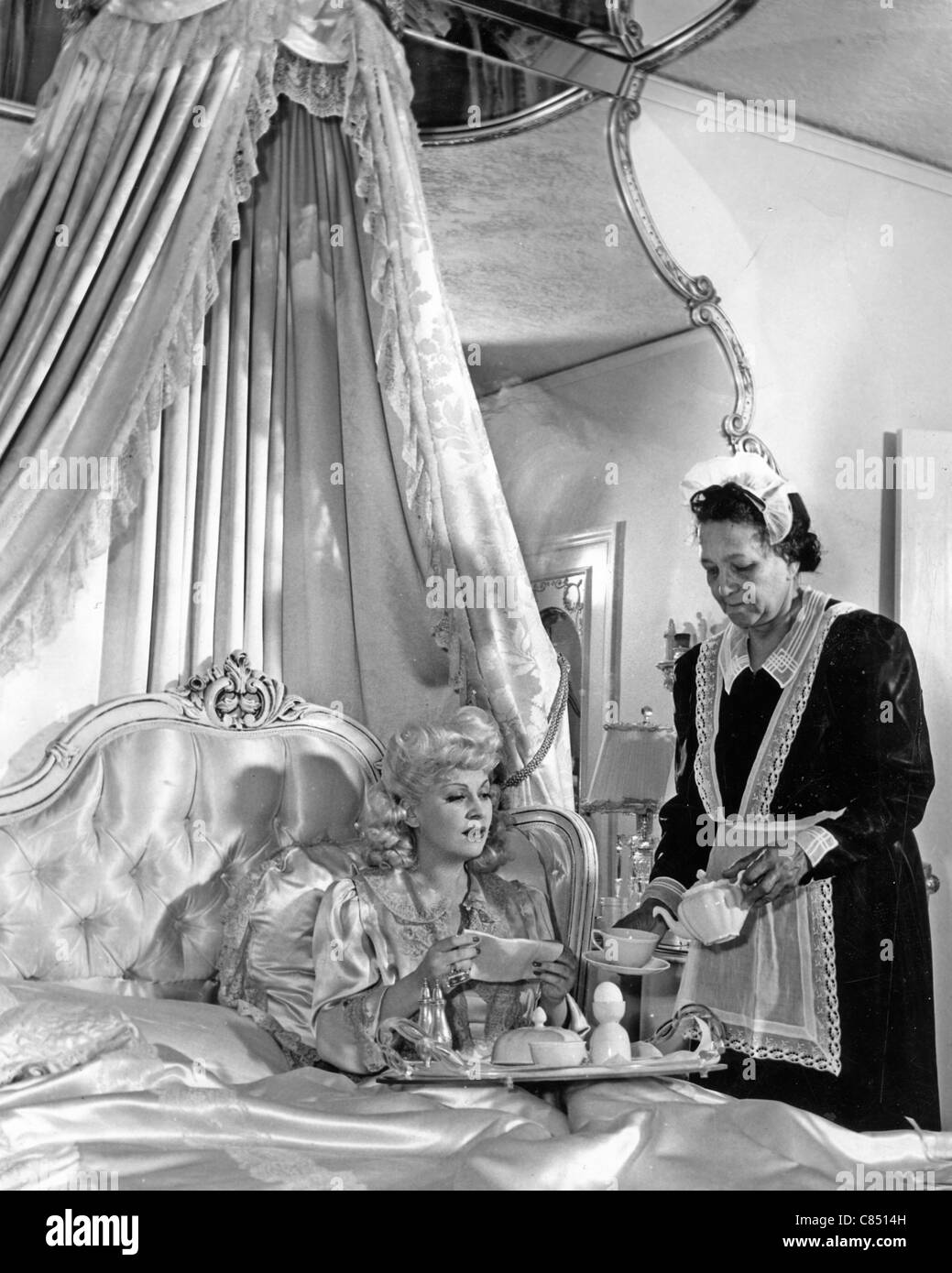 MAE WEST (1893-1980) US-Schauspielerin hat das Frühstück im Bett ca. 1945 Stockfoto