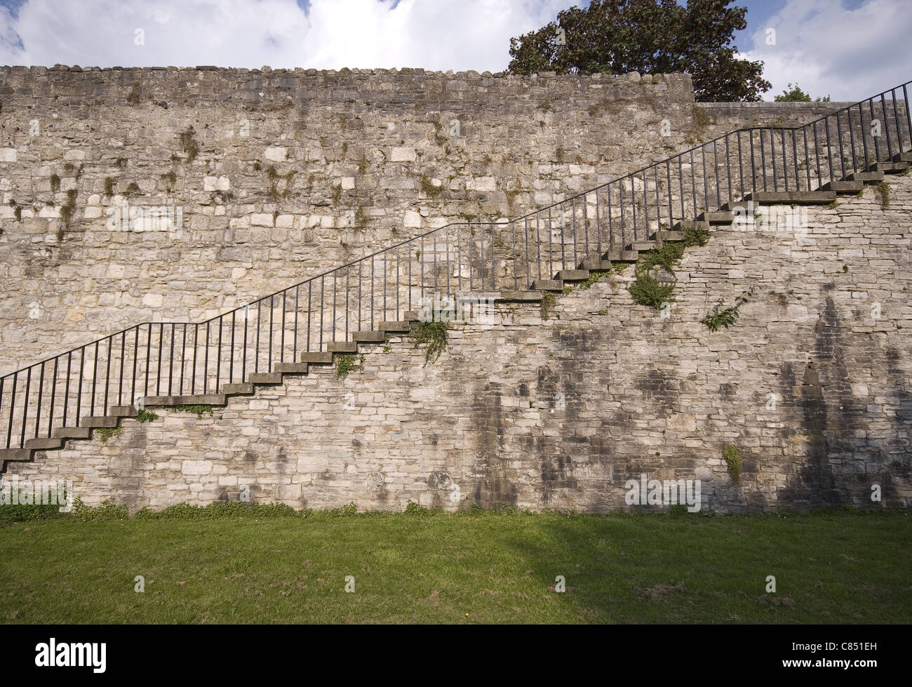 Die alten Stadtmauern auf Western Esplanade, Southampton, Hampshire, England, UK Stockfoto
