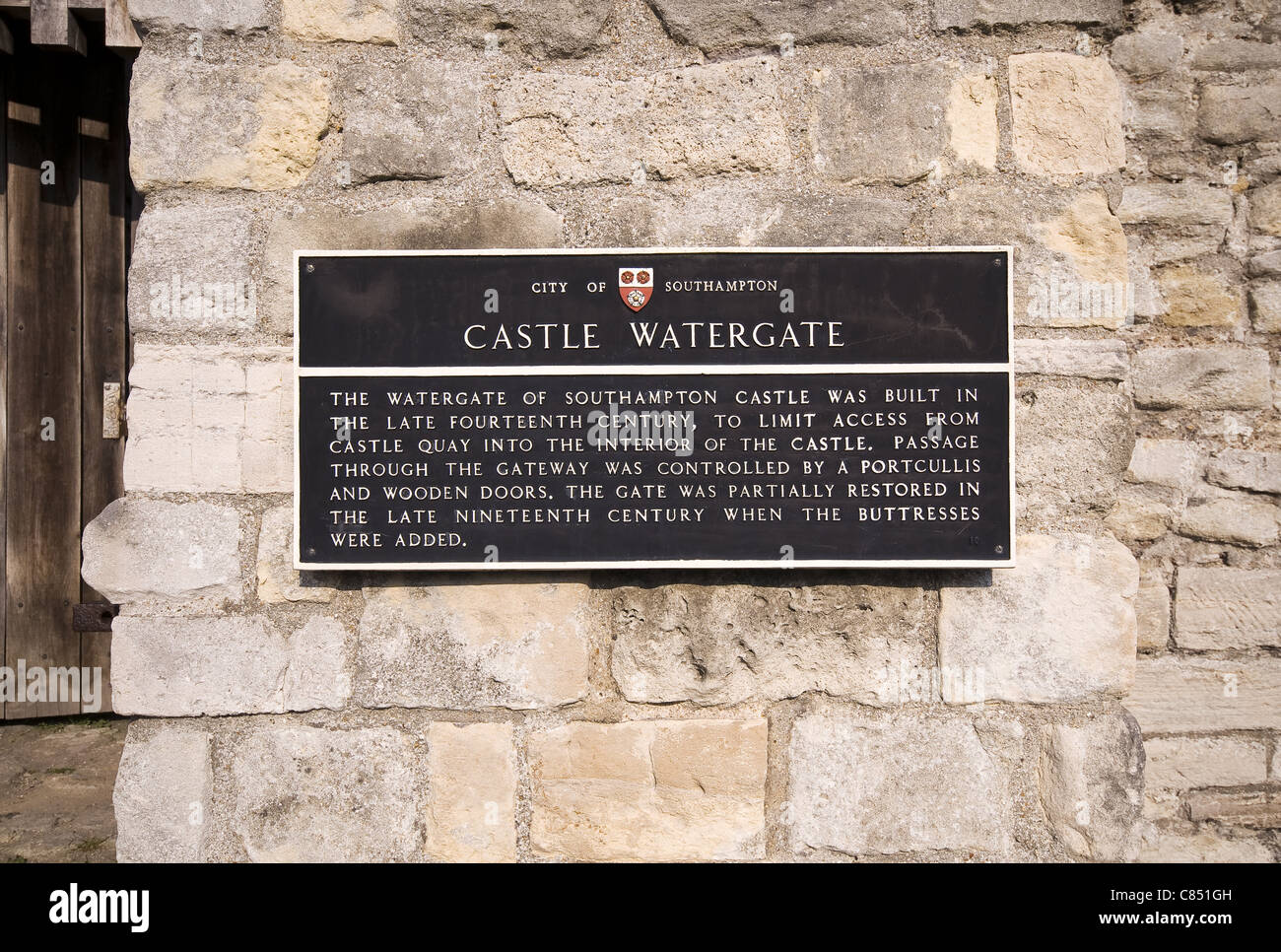 Schloss Watergate unterzeichnen auf der alten Stadtmauer auf Western Esplanade, Southampton, Hampshire, England, UK Stockfoto