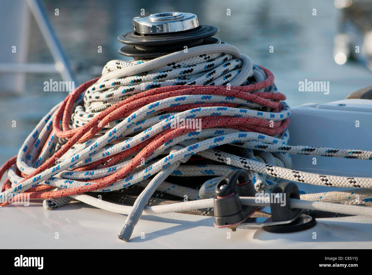 Seilen umwickelt von einer Winde auf dem Deck einer Yacht. Stockfoto