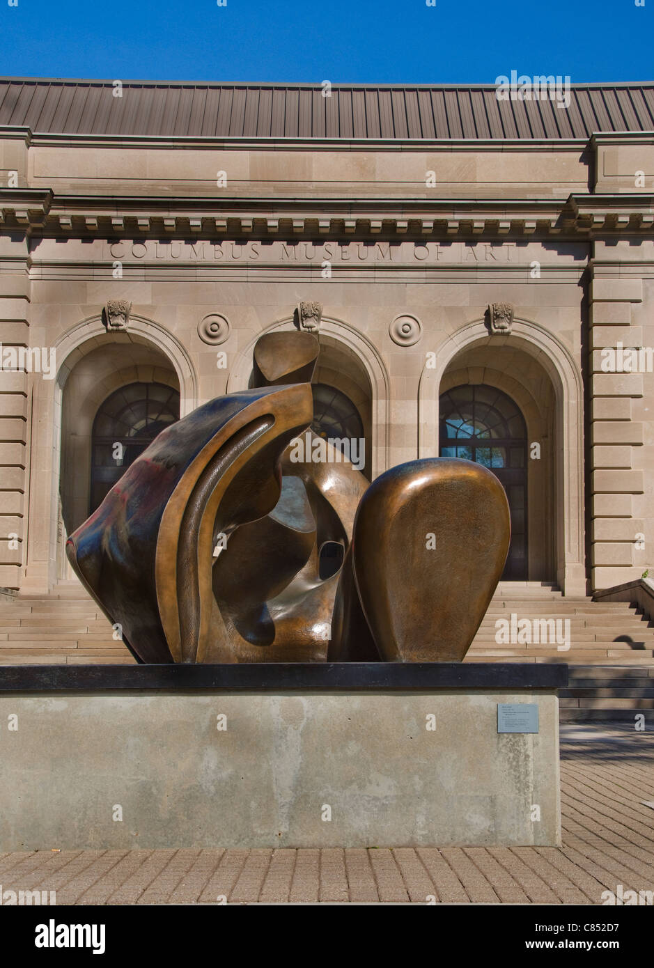Columbus Museum of Art in Columbus, Ohio mit der liegenden Figur Skulptur von Henry Moore im Vordergrund. Stockfoto