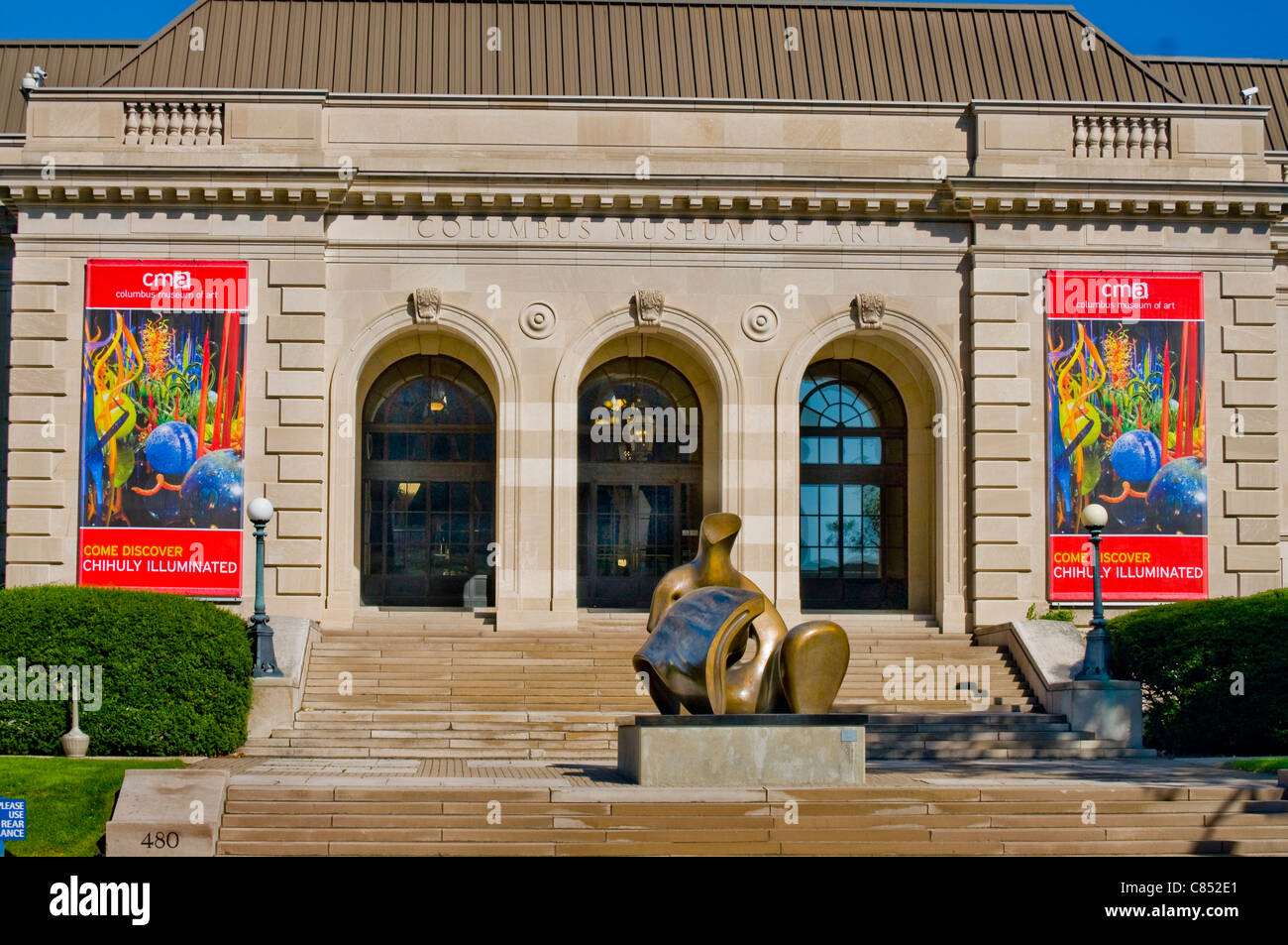 Columbus Museum of Art in Columbus, Ohio mit der liegenden Figur Skulptur von Henry Moore im Vordergrund. Stockfoto