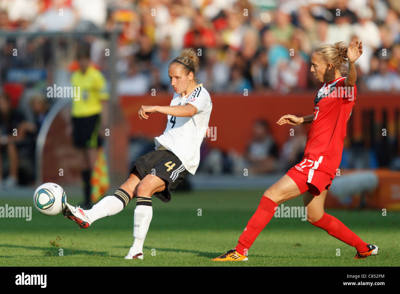 BERLIN - 26. JUNI: Babett Peter (L) aus Deutschland gibt den Ball vor Brittany Timko (R) aus Kanada während des Eröffnungsspiels der FIFA Frauen-Weltmeisterschaft im Olympiastadion am 26. Juni 2011 in Berlin. Nur redaktionelle Verwendung. Kommerzielle Nutzung verboten. (Foto: Jonathan Paul Larsen / Diadem Images) Stockfoto