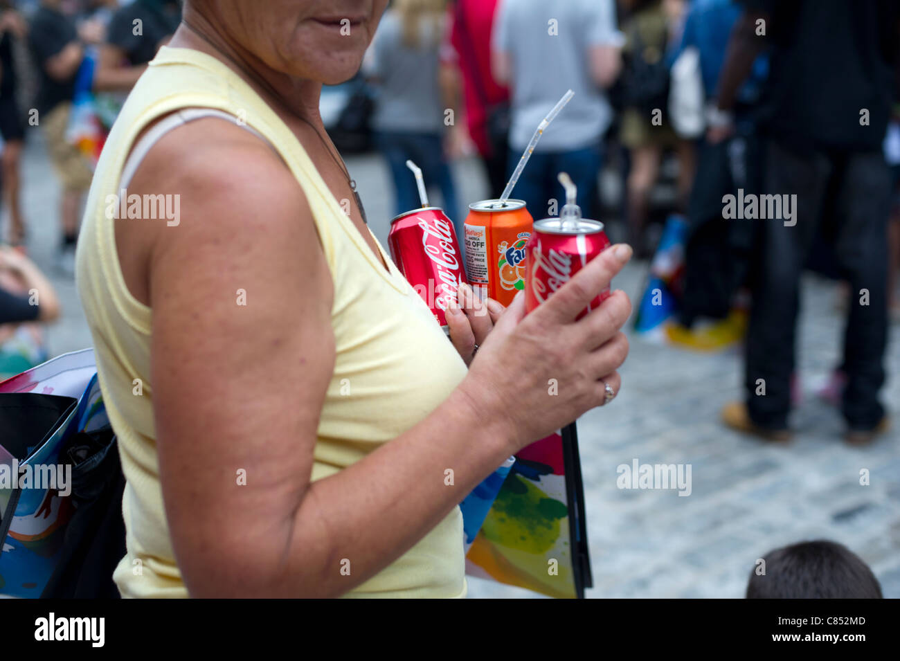 Ein Besucher halten Dosen von alkoholfreien Getränken, Coca Cola und Fanta Stockfoto