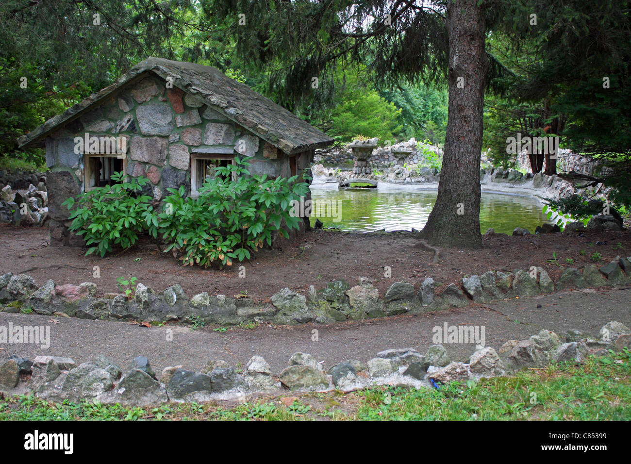 Ein Rock-Hausbau auf einem Teich. Stockfoto
