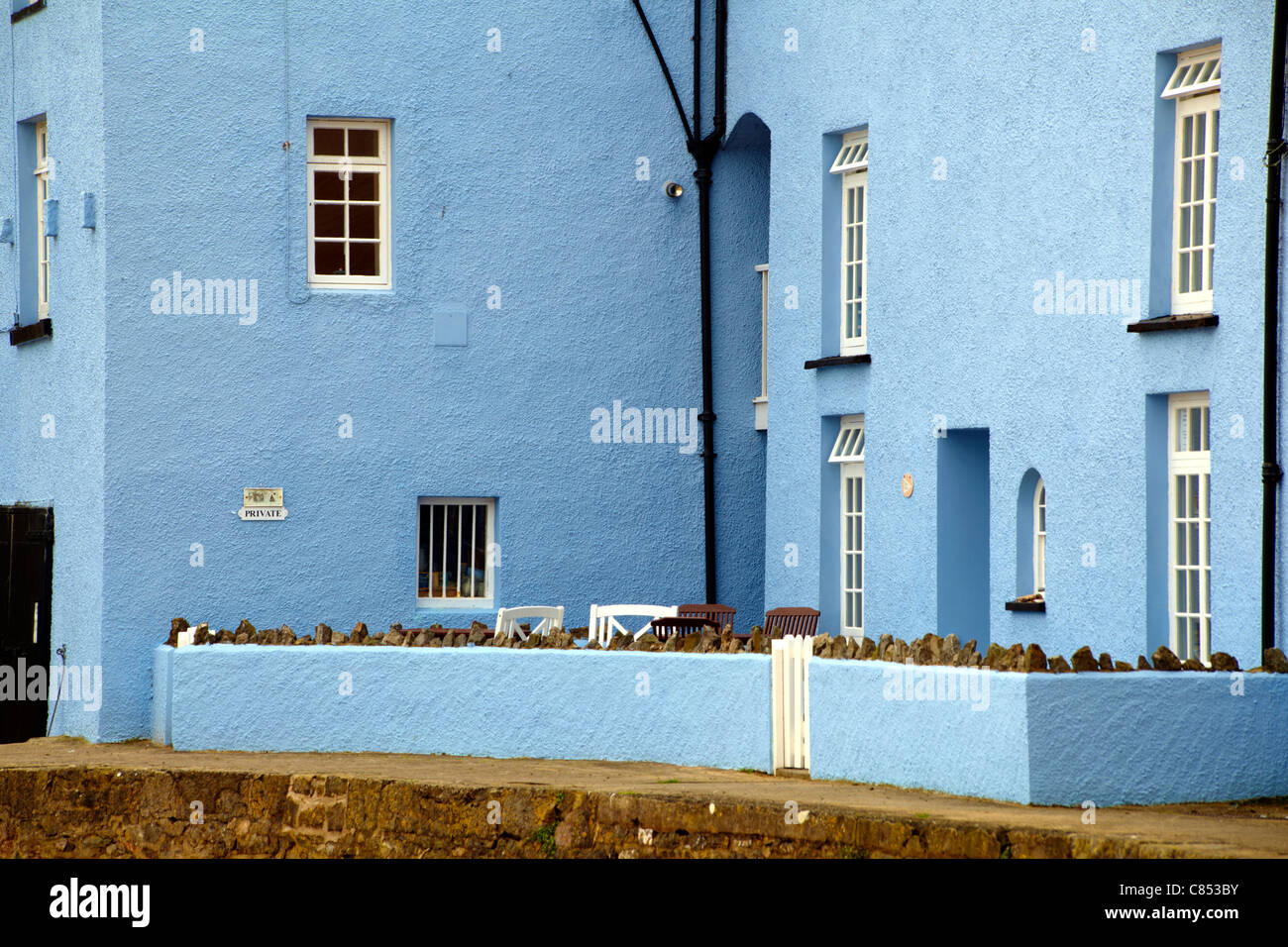 Bunte Häuser rund um den Hafen von Tenby, Pembrokeshire, Wales. Stockfoto