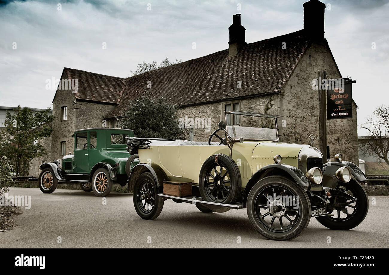 Morris Cowley und Ford T-Modell in einem englischen Pub in Oxford United Kingdom geparkt Stockfoto