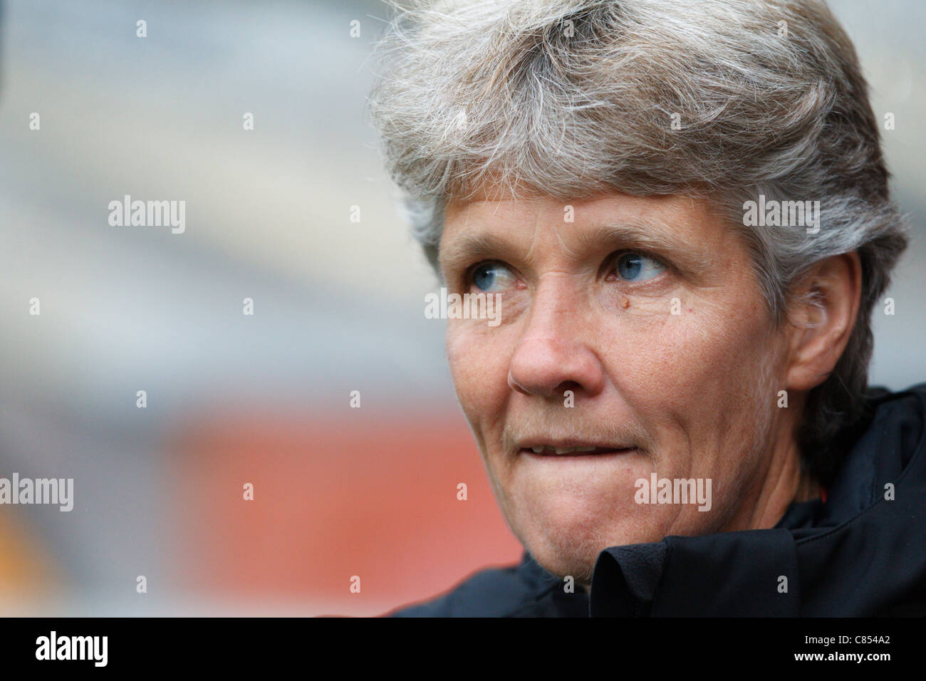 USA-Nationaltrainer Pia Sundhage sitzt auf der Mannschaftsbank vor einem 2011 Frauen WM Halbfinale Fußballspiel gegen Frankreich Stockfoto