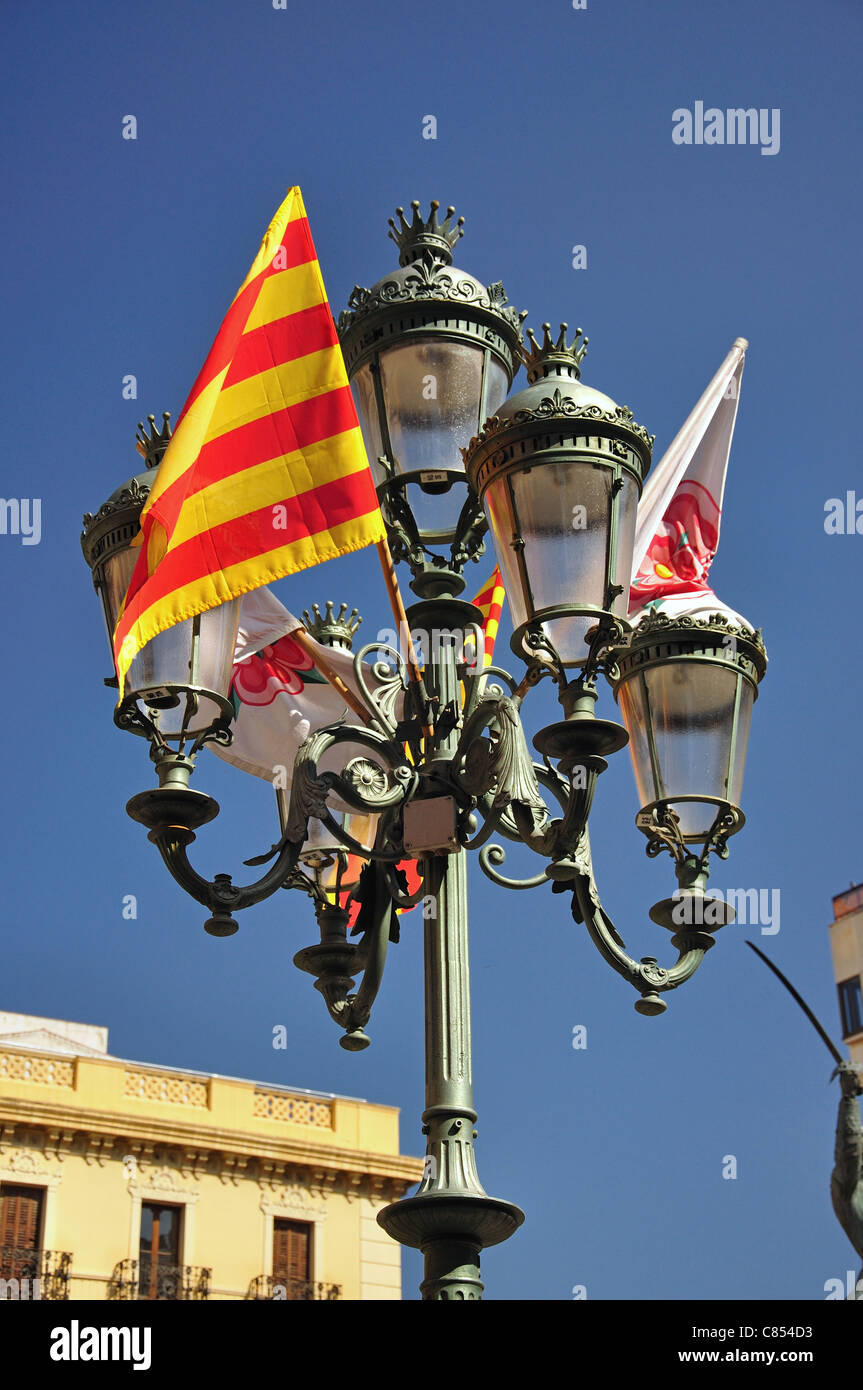 Lamp post mit Fahnen, Praça de Prim, Reus, Provinz Tarragona, Katalonien, Spanien Stockfoto