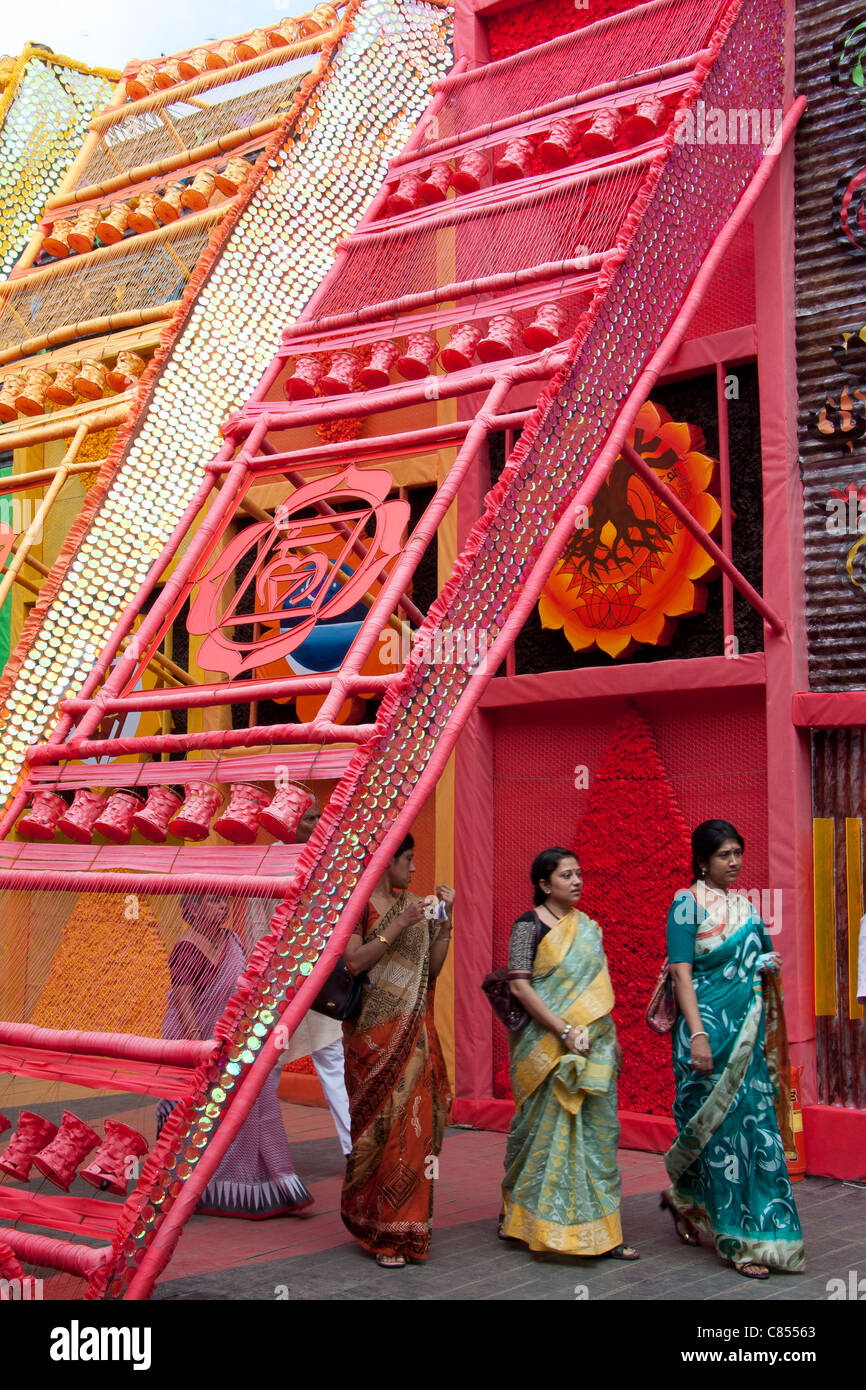 Künstlerische und bunten Durga Puja im Vivekanand Park Athletic Club in West Bengalen, Indien, Haridevpur, Kolkata (Kalkutta). Stockfoto