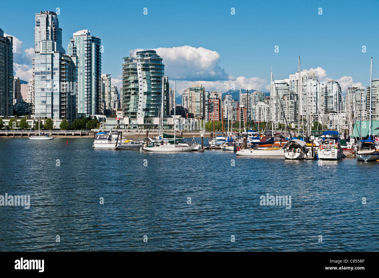 Einen malerischen Blick auf Vancouvers False Creek Wasserstraße und die Skyline der Stadtteil Yaletown. Stockfoto