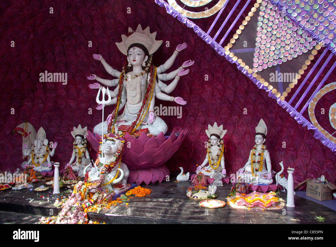 Darstellung der Göttin Durga auf "Puja im" durch Vivekanand Park Athletic Club in Haridevpur, Kalkutta, Westbengalen, Indien Stockfoto